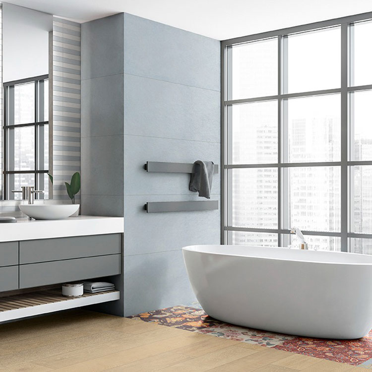 Bagno realizzato con abbinamenti e soluzioni creative selezionate da collezioni diverse