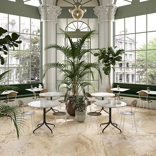 Immagine in primo piano del pavimento di un salone in un moderno ristorante, serie Bloom colore Beige