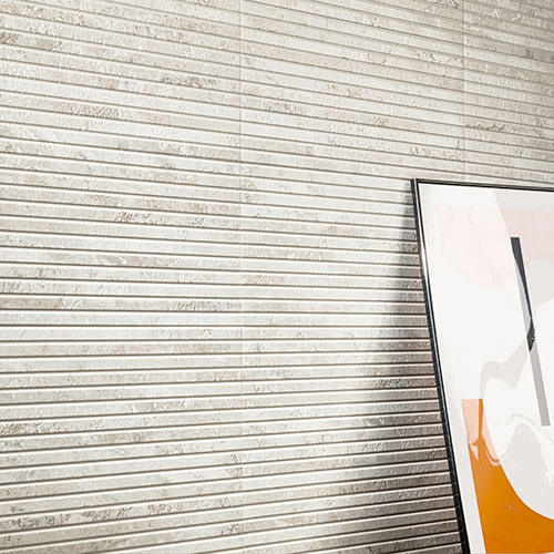 Immagine in primo piano del rivestimento di un living in un moderno appartamento, serie Bloom colore Grey