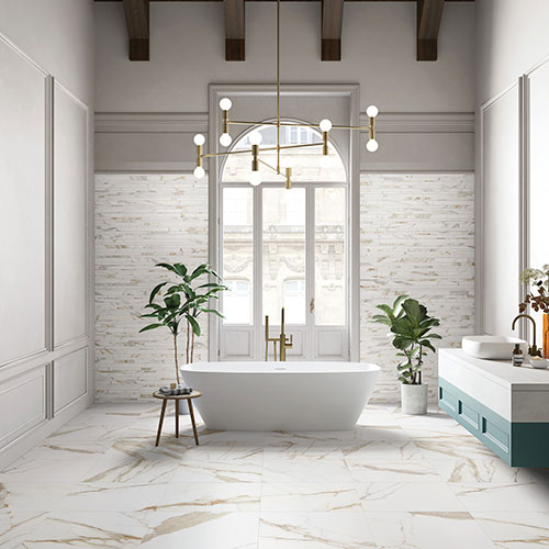 Immagine del pavimento e riversimento della serie Charme colore Gold, in un bagno molto ampio, con travi in legno.