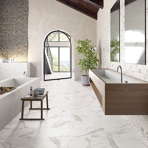 Immagine di un moderno e spazioso bagno con pavimento e rivestimento serie Charme colore Veined, gres con effetto marmo bianco e venature scure