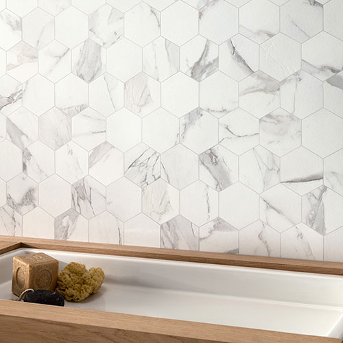 Immagine ravvicinata del rivestimento mosaico ESA serie Charme colore Veined, di un bordo vasca all'interno di un bagno
