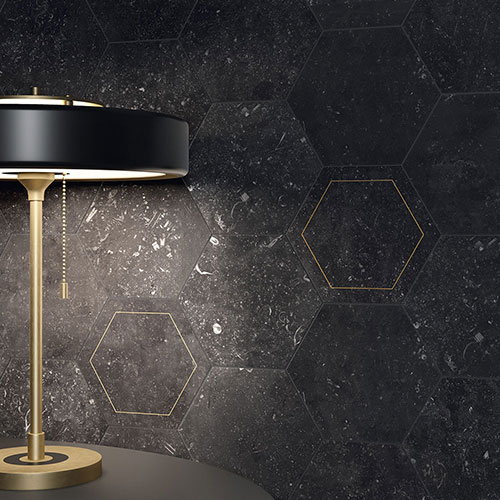 immagine della serie Concert, colore Black: rivestimento esagona con lampada accesa