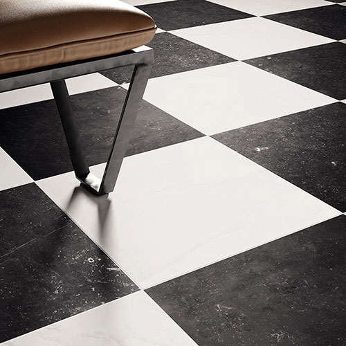 immagine della serie Concert, colore White e Black, immagine ravvicinata su pavimento con sgabello