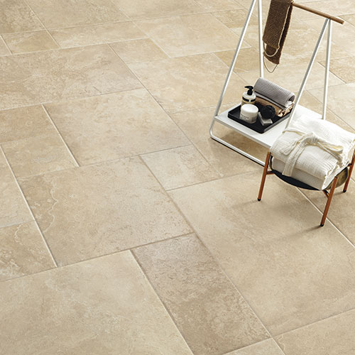 Immagine del pavimento Deep della collezione Echoes, effetto cotto, con alcuni arredi