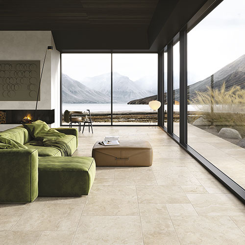 Immagine d un ampio living con pavimento Light della collezione Echoes, effetto cotto,