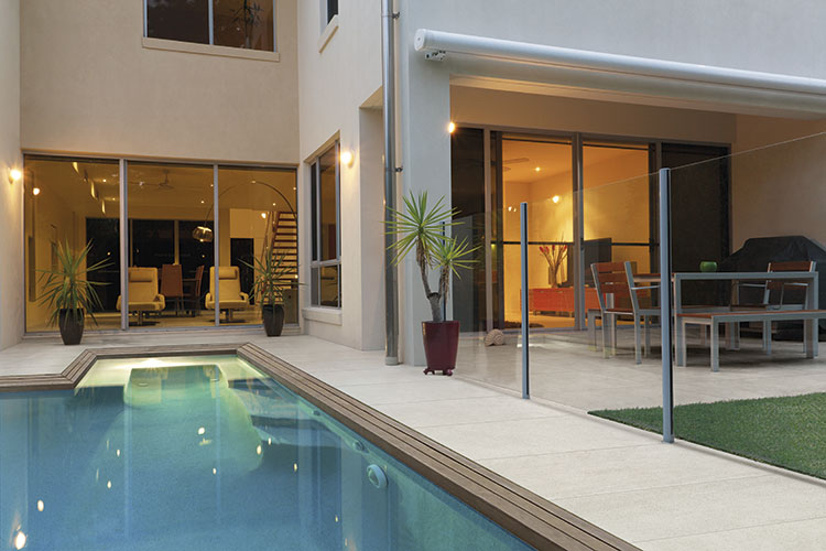 Esterno, piscina con pavimento White, serie Feel