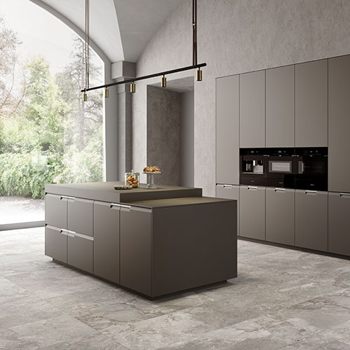 Ambiente cucina realizzato con rivestimento e pavimento di variante Beige, serie Golden Age