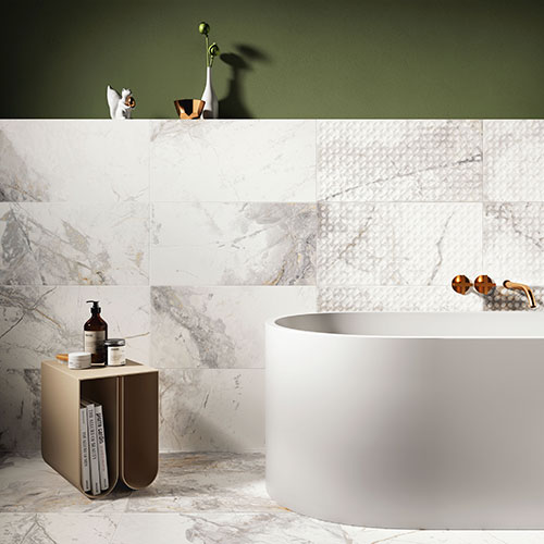 Rivestimento bagno realizzato con variante Beige, serie Golden Age,