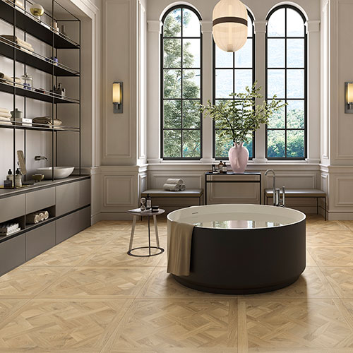 Pavimento in ambiente bagno realizzato con variante Blond, serie Groove effetto legno