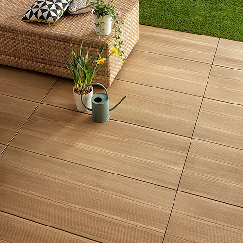 dettaglio pavimento in esterni realizzato con variante Sunset, collezione Groove effetto legno