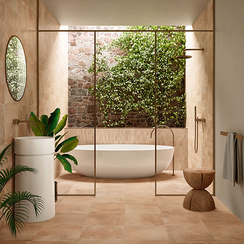 ambiente bagno realizzato con rivestimento e pavimento variante Amberpeach, collezione Home effetto cotto