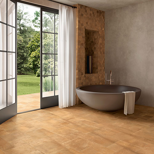 Ambiente bagno realizzato con pavimento e rivestimento variante Goldensun, collezione Home effetto cotto