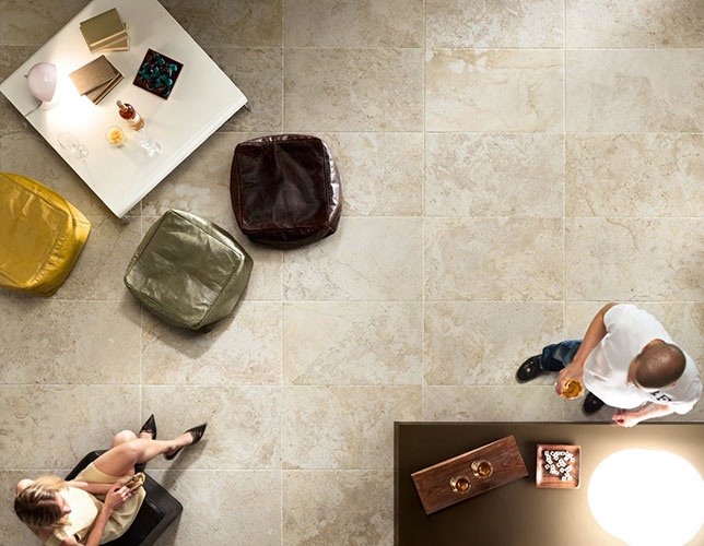 Immagine zenitale di Living room con pavimento Bone della collezione Instone, effetto pietra.