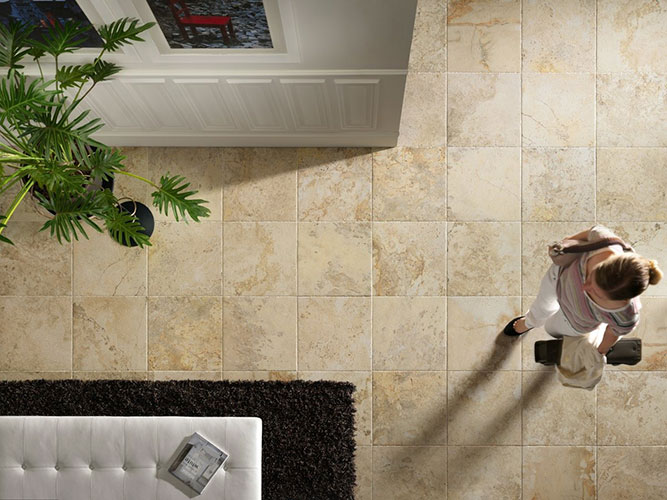 Immagine zenitale di ambiente con pavimento Golden della collezione Instone, effetto pietra.