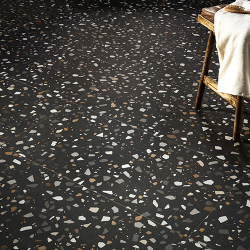 Particolare del pavimento Raku - Black, collezione Iro