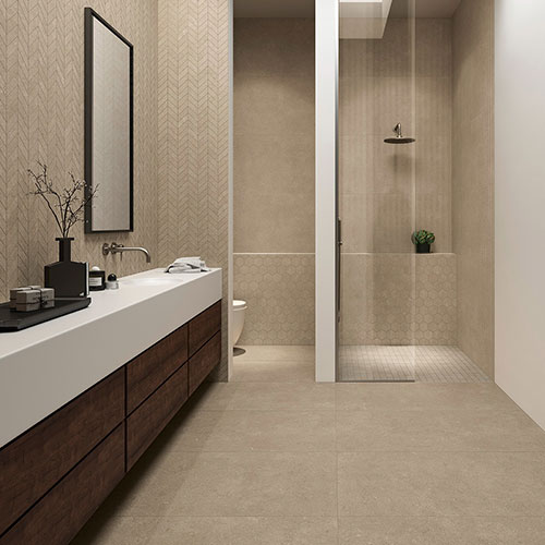 Bagno realizzato con rivestimento e Pavimento della collezione Mytime, variante Camel
