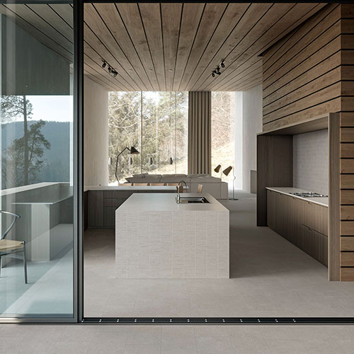 Cucina realizzata con pavimento e rivestimento della collezione Mytime, variante Oyster