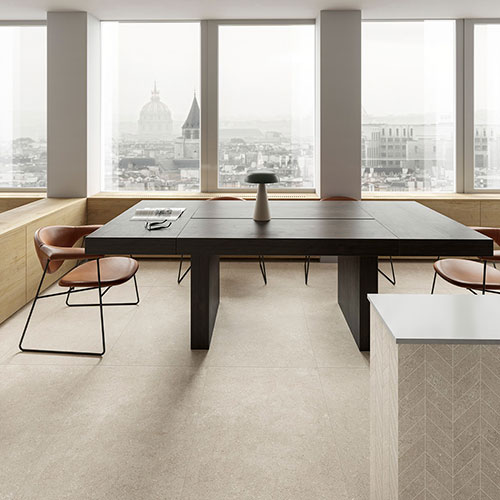 Sala riunioni realizzata con pavimento della collezione Mytime, variante Vanilla