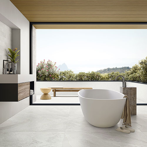 Ambiente bagno con pavimento e Rivestimento della collezione Nuances, serie White
