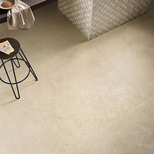 Particolare di cucina con pavimento e rivestimento della collezione Rêve, variante Beige