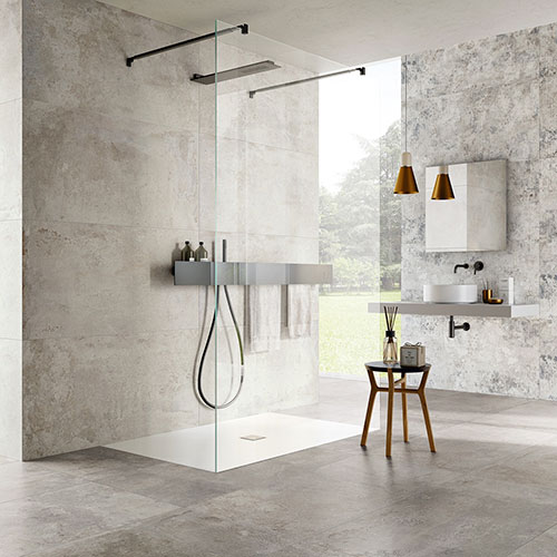 Bagno realizzato con Pavimento della collezione Shade, variante Dark e rivestimento Dec. Impression