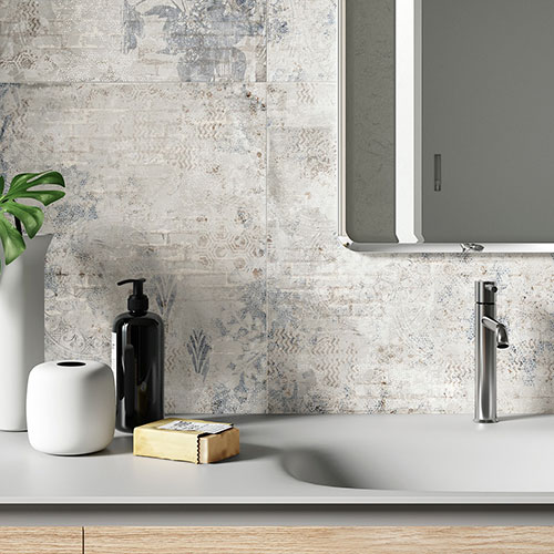 Ambiente bango realizzato con pavimento della collezione Shade, variante Grey, e rivestimento Dec. Impression. Particolare