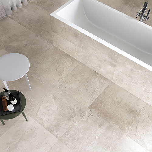 Bagno realizzato con pavimento e rivestimento della collezione Shade, variante Ivory
