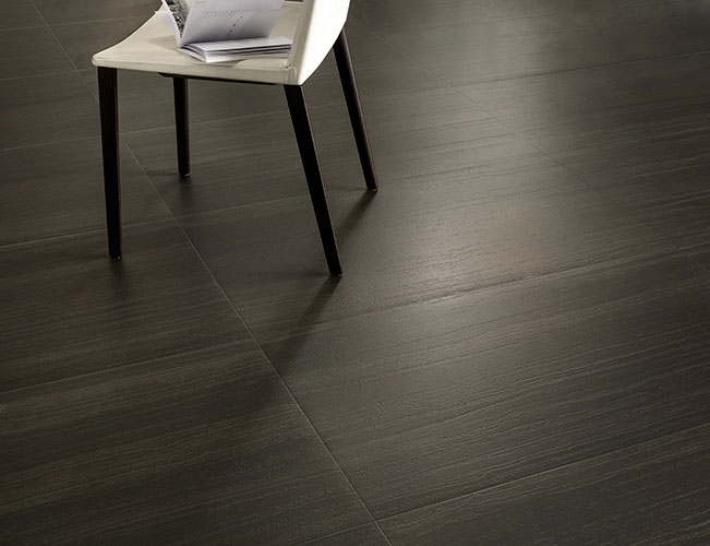 Pavimento della collezione Silky, variante Dark