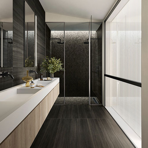 Ambiente bango realizzato con Rivestimento della collezione Silky, variante Dark Mosaico chevron e pavimento della collezione Silky, variante Dark