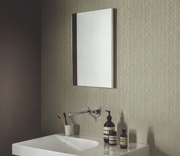 Ambiente bagno realizzato con pavimento della Collezione Spring, variante Sand. Rivestimento collezione Spring variante Emerald. Particolare