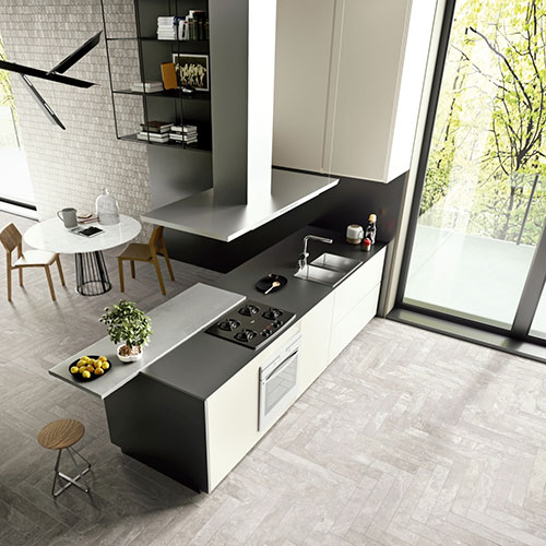 Ambiente cucina realizzato con pavimento e rivestimento della collezione Stream, variante Silver