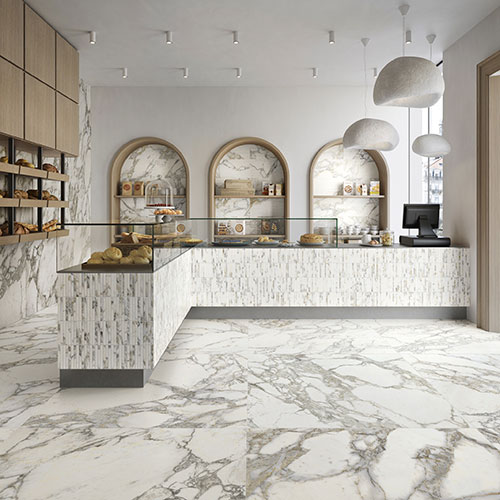 Negozio realizzato con pavimento e rivestimento della collezione Symphony, variante Snow