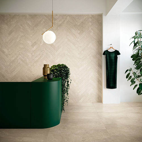 Shop realizzato con pavimento e rivestimento della collezione Velvet, variante Almond