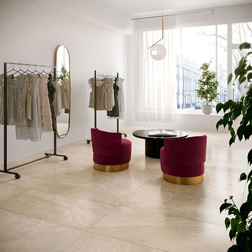 Shop realizzato con pavimento e rivestimento della collezione Velvet, variante Almond