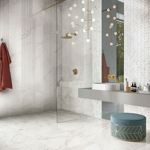 Bagno realizzato con pavimento e rivestimento della collezione Velvet, variante White