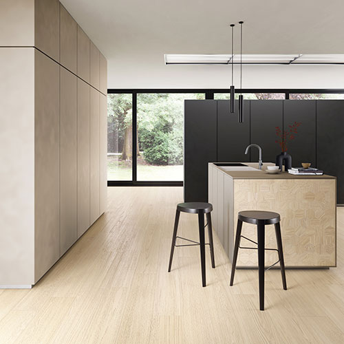 Ambiente cucina realizzato con pavimento e rivestimento della collezione W3, variante Class Cream