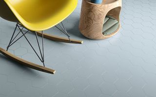 Particolare del pavimento realizzato con esagono collezione Honey, variante Avio