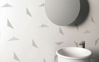 Particolare del rivestimento realizzato con esagono collezione Honey, variante White