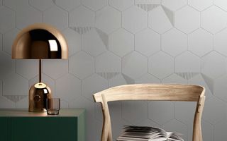 Particolare del rivestimento realizzato con esagono collezione Honey, variante Grey