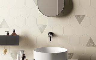 Particolare del rivestimento realizzato con esagono collezione Honey, variante Sand