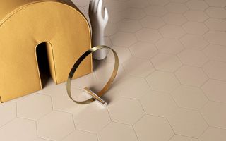 Particolare del pavimento realizzato con esagono collezione Honey, variante Mauve